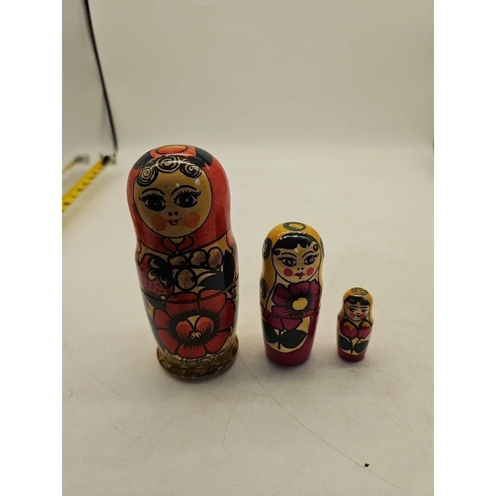 Nesting Dolls Russian Matryoshka Dolls Set of Three Vintage